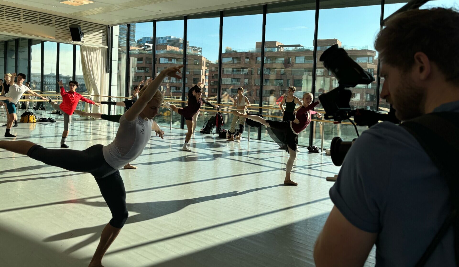 Dansere i treningsstudio ved den norske Opera - videofotograf filmer. Illustrasjonsbilde om at KI kan brukes til mye, men ikke til selve dansen og fotograferingn